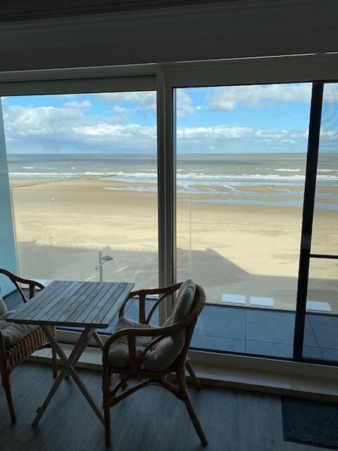 Studio 405 Op Zeedijk Met Frontaal Zeezicht 4De Verdiep Middelkerke Exteriér fotografie